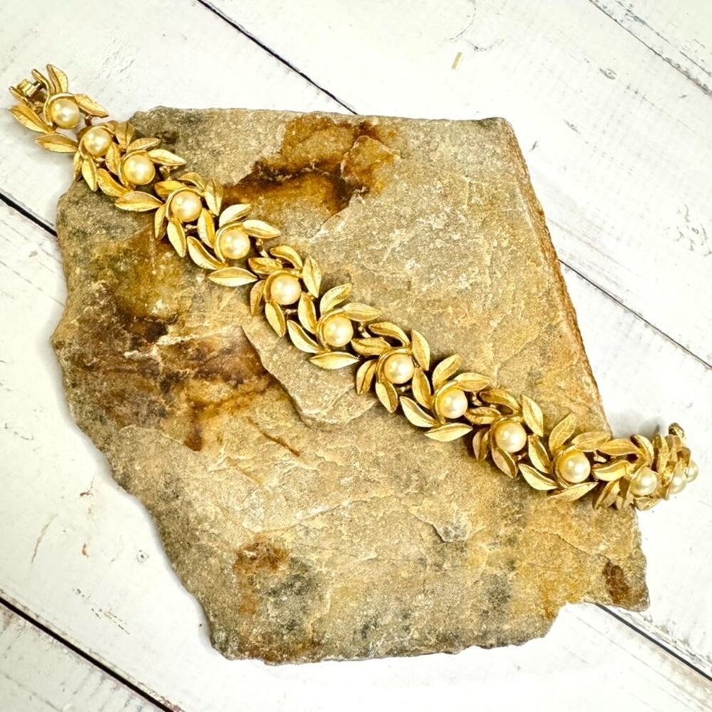 Vintage Avon Gold Tone Pearl Link Bracelet Evening Creation Brushed Leaves 1971